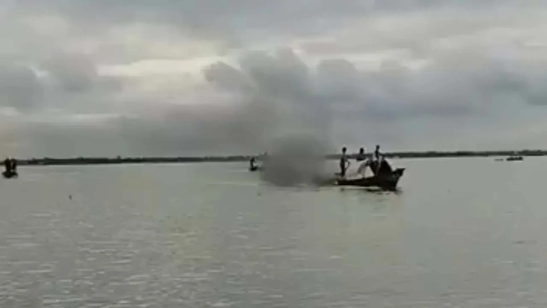 নিজের ছোড়া ককটেলে ডাকাত নিহত, গণপিটুনিতে আহত ২